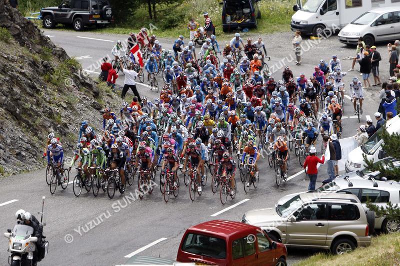 Peloton on Col Agnel001p.jpg